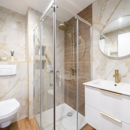 Modern Apartment, Steps From Tramway *