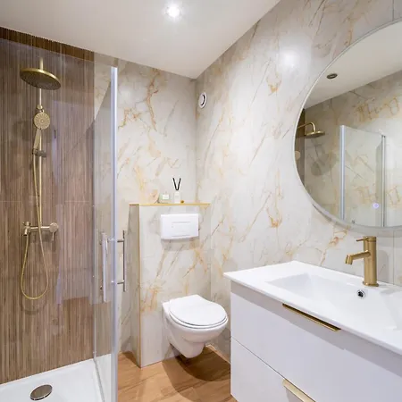 Modern Apartment, Steps From Tramway Apartament