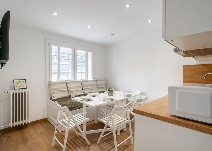 Modern Apartment, Steps From Tramway شقة