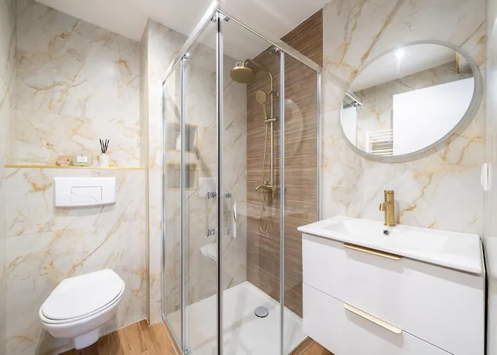 Modern Apartment, Steps From Tramway *