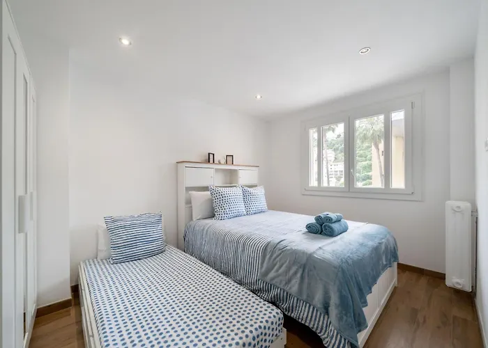 Modern Apartment, Steps From Tramway Apartman *